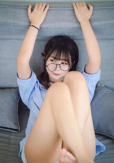 变成黑皮肤女孩和朋友在一起动画