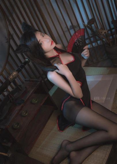他解开女警的乳罩慢慢揉电影